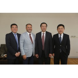 SUMEC iştiraklerinden Phono Solar’ın CEO’su RongKun Li de, bu fabrikada üretilen güneş panellerinin bir alıcısının da Avrupa ülkeleri olacağına dikkat çekerek, “Türkiye bizim için Avrupa’ya açılan bir kapı” dedi. SUMEC iştiraklerinden Phono Solar’ın CEO’su RongKun Li de, bu fabrikada üretilen güneş panellerinin bir alıcısının da Avrupa ülkeleri olacağına dikkat çekerek, “Türkiye bizim için Avrupa’ya açılan bir kapı” dedi.