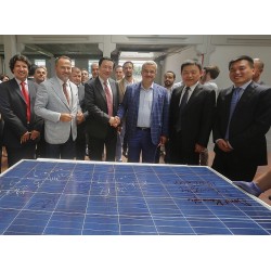 Yenilenebilir enerji sektörünün önde gelen şirketlerinden Smart Energy, stratejik ortağı SUMEC ile beraber, Gebze Organize Sanayi Bölgesi (GOSB) Tembelova’daki fabrikasında yerli güneş paneli üretimine başladı. Yenilenebilir enerji sektörünün önde gelen şirketlerinden Smart Energy, stratejik ortağı SUMEC ile beraber, Gebze Organize Sanayi Bölgesi (GOSB) Tembelova’daki fabrikasında yerli güneş paneli üretimine başladı.