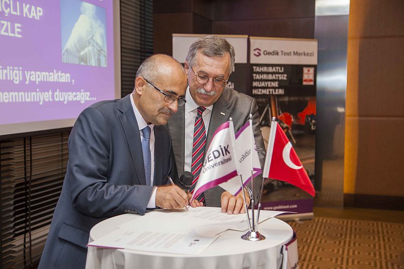 KBSB Yönetim Kurulu Başkanı Hacı Ahmet İlhan ve Gedik Holding CEO'su Dr. Mustafa Koçak imza sırasında