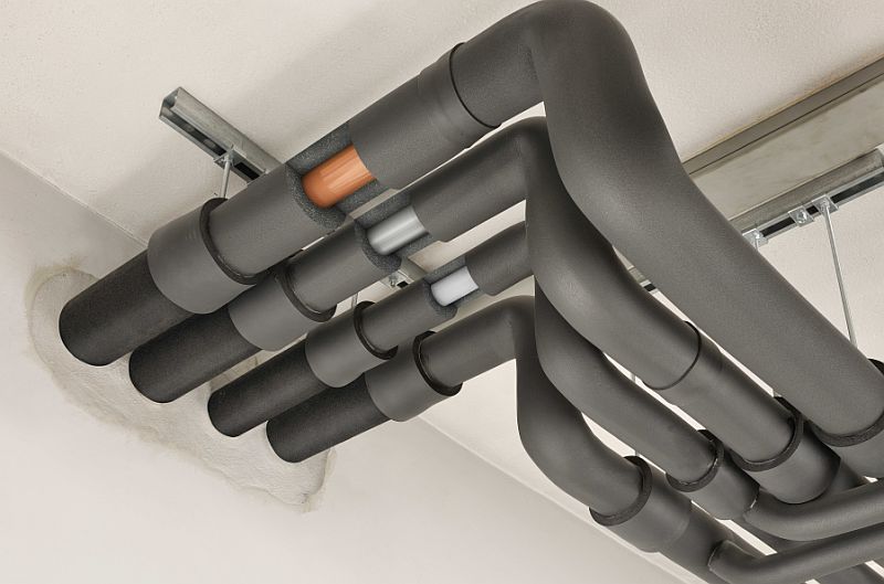 Resim 1: 20 yıl sonra kontrol amaçlı açılan AF Armaflex yalıtımı. Görevini mükemmel yaparken, alttaki yapıya da mükemmel bir koruma sağlamış. Resim 1: 20 yıl sonra kontrol amaçlı açılan AF Armaflex yalıtımı. Görevini mükemmel yaparken, alttaki yapıya da mükemmel bir koruma sağlamış.