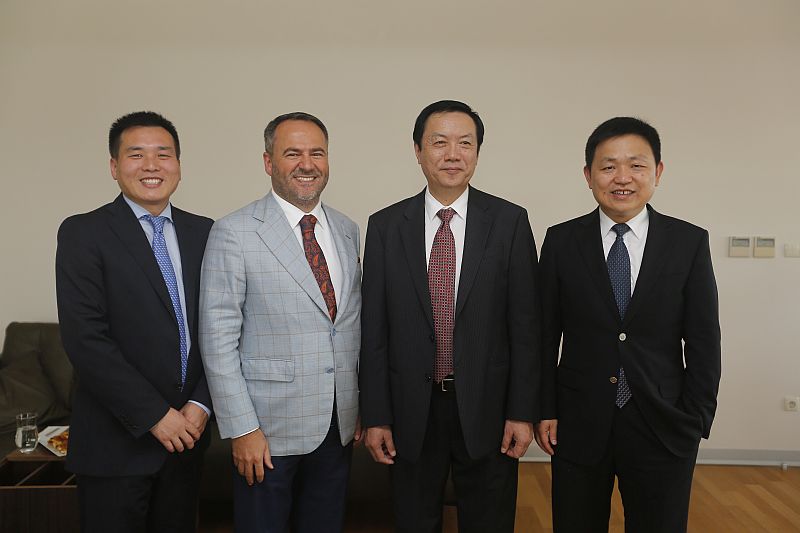 SUMEC iştiraklerinden Phono Solar’ın CEO’su RongKun Li de, bu fabrikada üretilen güneş panellerinin bir alıcısının da Avrupa ülkeleri olacağına dikkat çekerek, “Türkiye bizim için Avrupa’ya açılan bir kapı” dedi. 