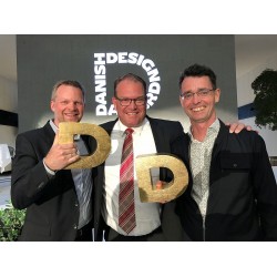 Danimarka Tasarım Ödülü’nde bu yıl Akıllı Isıtma ürünlerinden Danfoss Eco™ ürünüyle “İnsanların Tercihi” kategorisinde büyük ödül aldı. Danimarka Tasarım Ödülü’nde bu yıl Akıllı Isıtma ürünlerinden Danfoss Eco™ ürünüyle “İnsanların Tercihi” kategorisinde büyük ödül aldı.