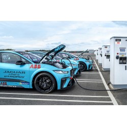 eTROPHY serisi, ABB FIA Formula E Şampiyonasında bu sezonun on yarışının ana destekçisi olmaya Aralık 2018'de başlayacak. eTROPHY serisi, ABB FIA Formula E Şampiyonasında bu sezonun on yarışının ana destekçisi olmaya Aralık 2018'de başlayacak.