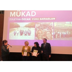 MÜKAD Yönetim Kurulu Başkanı Esma Sarıaslan ile Yönetim Kurulu Başkan Yardımcısı Züleyha Özcan'a Plaket takdimi MÜKAD Yönetim Kurulu Başkanı Esma Sarıaslan ile Yönetim Kurulu Başkan Yardımcısı Züleyha Özcan'a Plaket takdimi