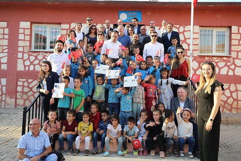 Alarko Carrier’ın “Okulların Havası Değişiyor” Projesi, Mardin’in Çaldere Köyü’nün ilkokuluna ısı pompası, ısı geri kazanım cihazı, fancoil, hava temizleme cihazı, sirkülasyon pompası ve fotovoltaik panelden oluşan ileri teknoloji bir sistem kurdu