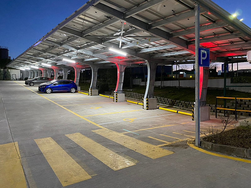 Henkel'in Orta Doğu ve Afrika (MEA) bölgesinde faaliyet gösterdiği altı ülkede bulunan toplam sekiz Yapıştırıcı Teknolojileri üretim tesisi, yenilenebilir elektrik kaynaklarına başarılı bir şekilde geçiş yaptı.