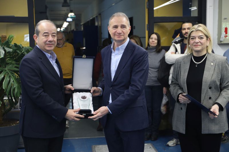 Yıldız Teknik Üniversitesi Rektör Yardımcısı Prof. Dr. Hüseyin Yılmaz tarafından Tunç Korun'a plaket verildi